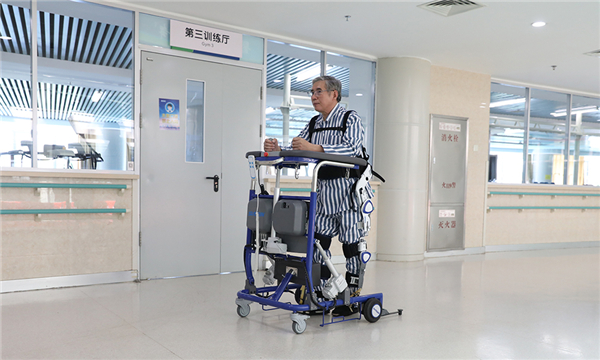 （图）kaiyun开云官方网站下肢外骨骼训练器可配合医院天轨悬吊系统或助行器，帮助用户开展康复训练2.jpg