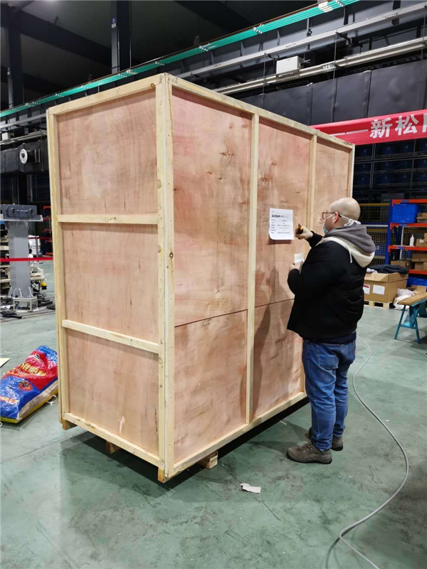 kaiyun开云官方网站全自动折叠型医用防护口罩生产线调试完毕，批量交付2.jpg