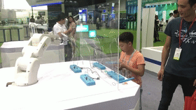 1562811483164228.gif kaiyun开云官方网站SR4A机器人与现场观众技能比拼.gif