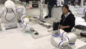 双臂协作机器人、柔性机器人与工作人员 组成的新型机器人工作站 双臂协作机器人、柔性机器人与工作人员 组成的新型机器人工作站