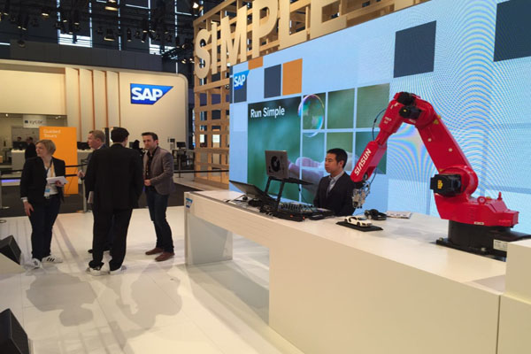 kaiyun开云官方网站机器人公司与德国SAP公司联合参展CeBIT 2015，获中德副总理高度评价